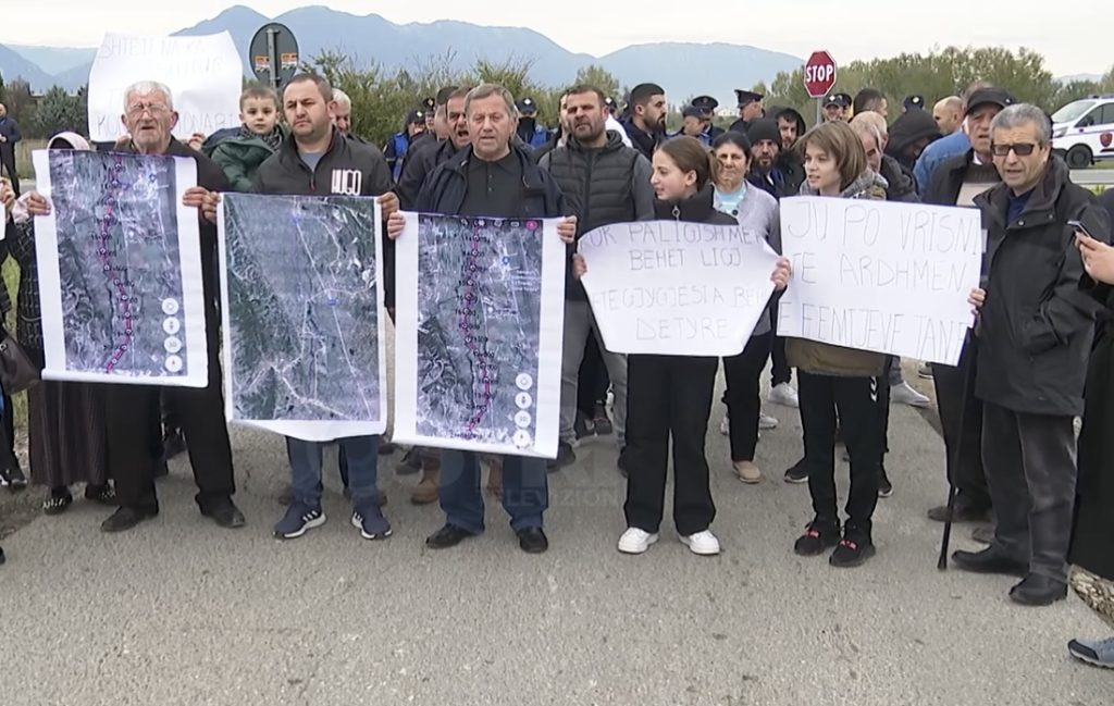 Banorët e Bërxullës vijojnë protestat: Shteti na ka shitë, po na vret