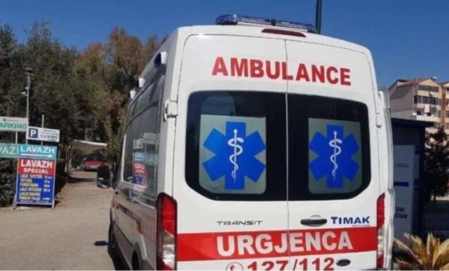 Aksident në superstradën Lezhë-Shkodër, përplasen dy makina, 1 grua e plagosur