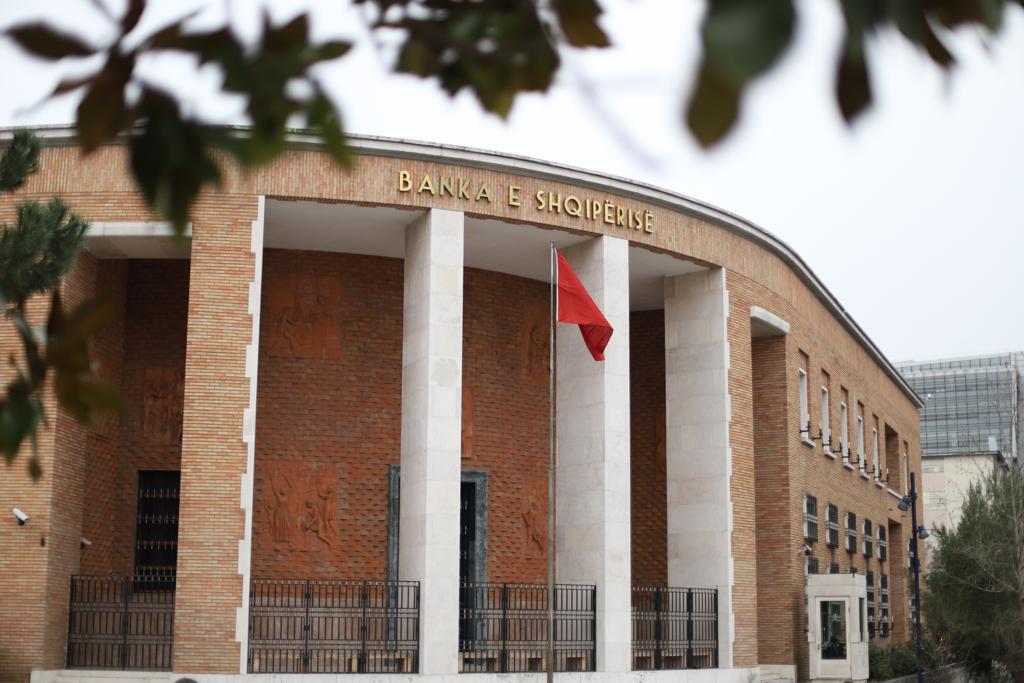 Banka e Shqipërisë për buxhetin 2023: Ka rreziqe të larta për deficitin