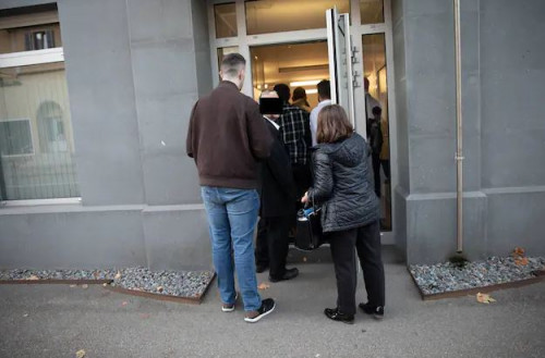 Katër gratë u mbajtën si skllave nga 65-vjeçari kosovar dhe djemtë e tij, rrëfejnë torturat: Qëlloi me armë në dhomë