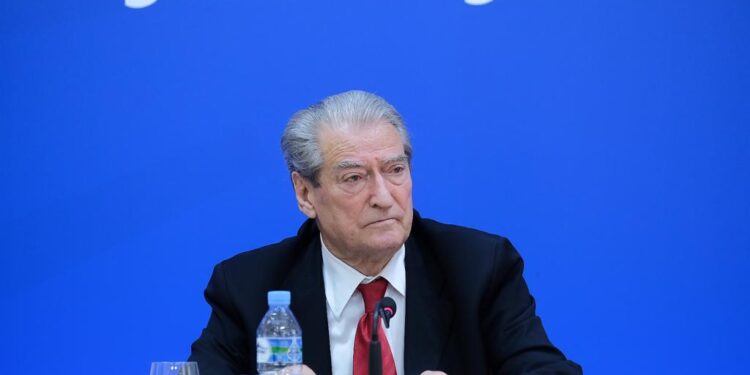 Tensionet në Kosovë, reagon Sali Berisha pas deklaratës së NATO-s: Dënojmë përpjekjet e ‘Putinit të vogël’ për të ndezur konflikt në rajon