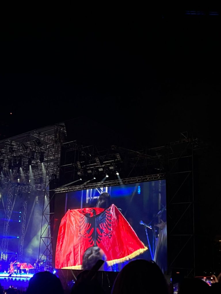 Dua Lipa uron shqiptarët për 110-vjetorin e Pavarësisë