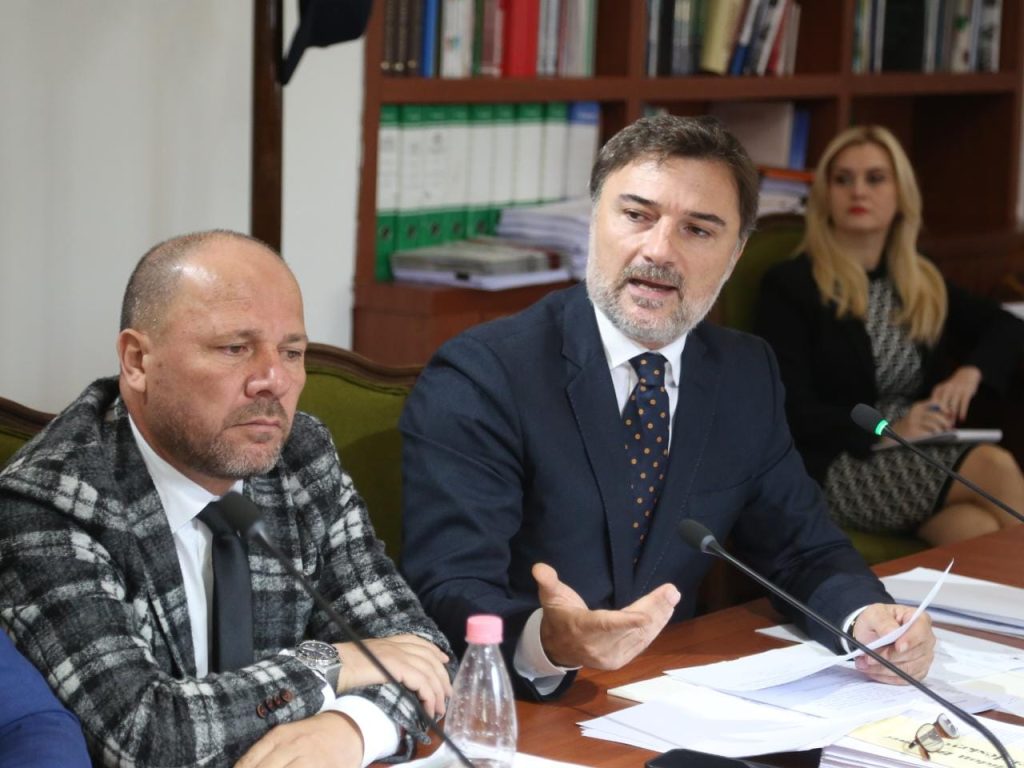 Alibeaj debat me Ballukun: Nga SPAK kanë dalë 11 urdhër arreste për Fierin!
