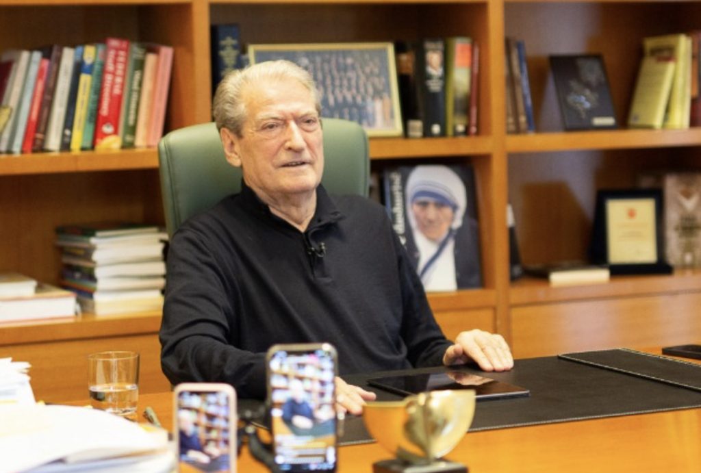 Berisha denoncon qeverinë ‘Rama’: Këta janë thjesht hajdutë, kullat monstruoze të drogës u japin baule me euro