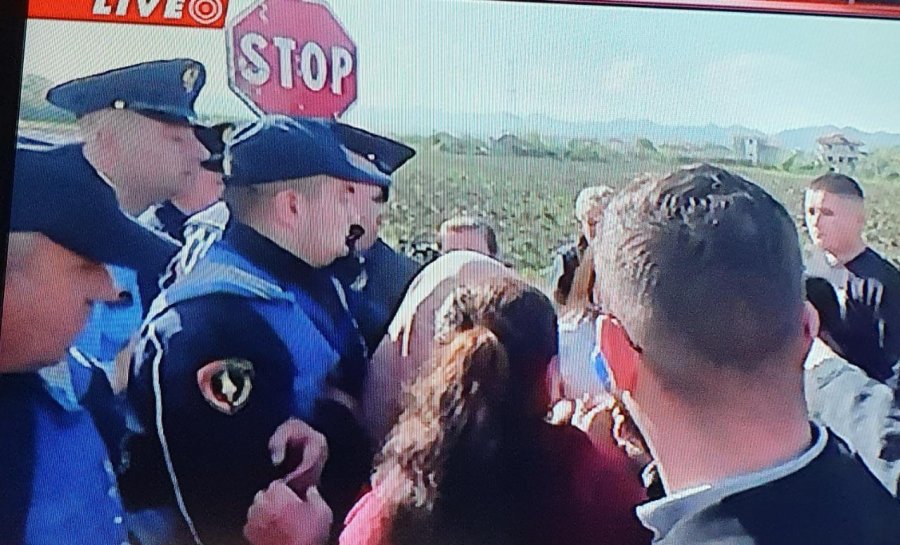 Projekti i rrugës, banorët e Bërxullës përplasen me Policinë: Pse na pengoni, hapni rrugēn