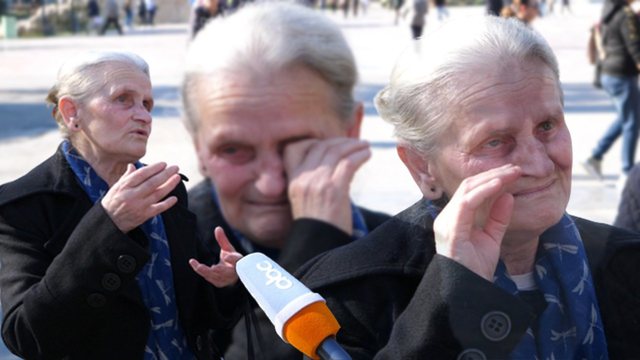 E moshuara mes lotësh: Nuk më japin pensionin