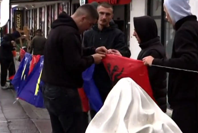 Shqiptarët në Veri kundërpërgjigjen me flamuj të Kosovës dhe ata kuq e zi: Jemi këtu!