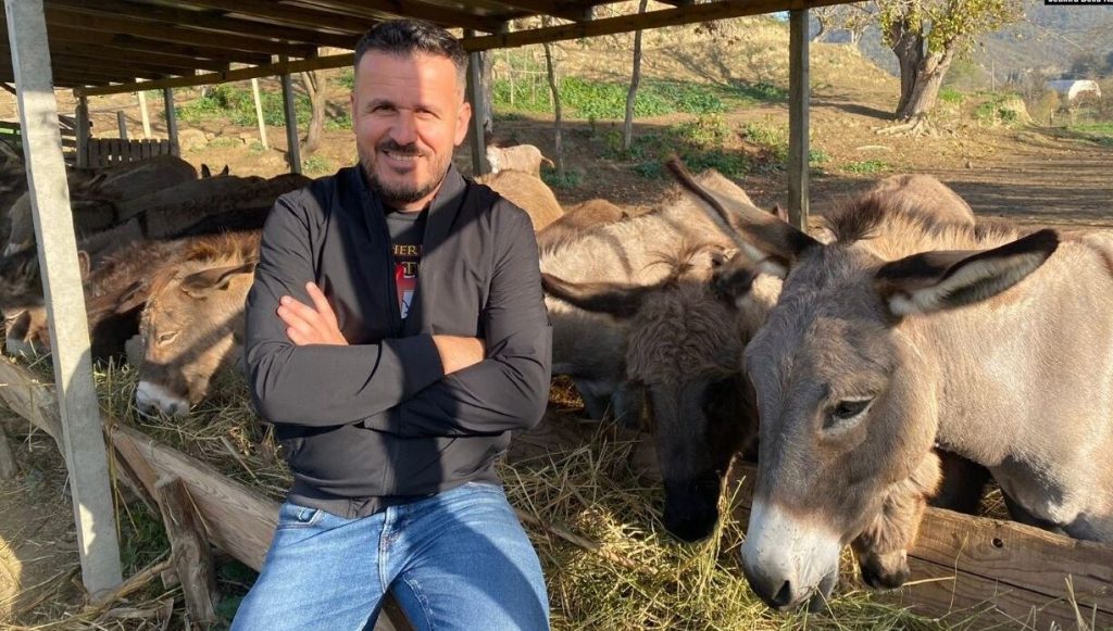 Gazetari la profesionin për t’u bërë fermer gomaricash: U pendova që lashë Tiranën