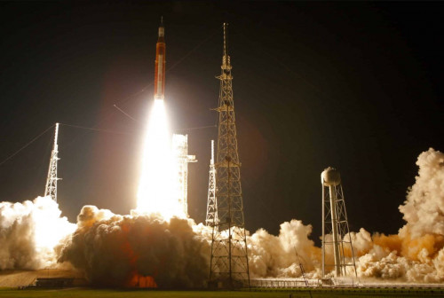 Momenti historik kur raketa Artemis niset drejt Hënës