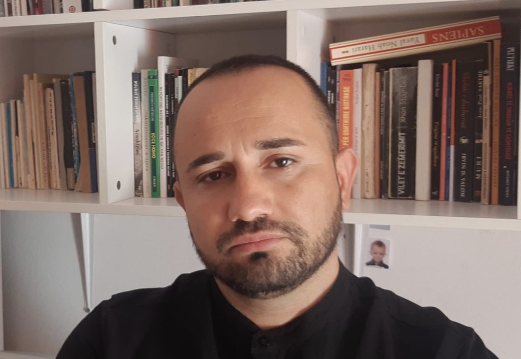 Dhunohet gazetari Adriatik Doçi