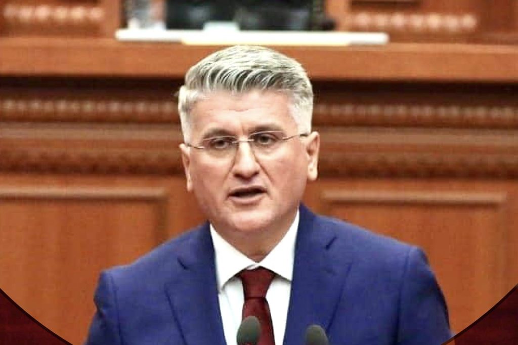 Babon zuri lemza në një bujtinë dhe lëngu i shegës i shkoi ters