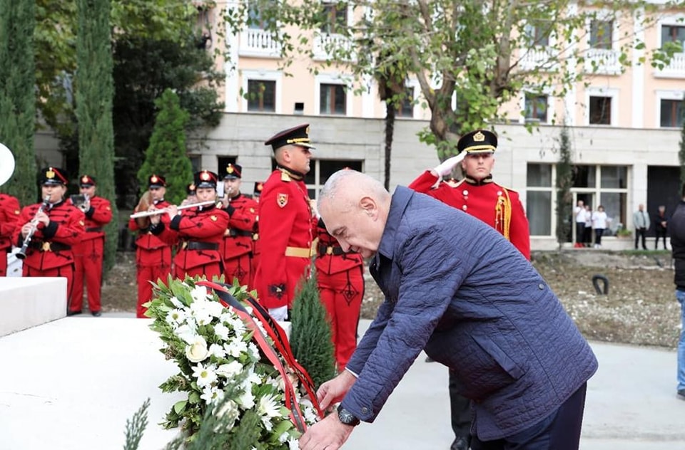Meta uron shqiptarët në 110-vjetorin e pavarësisë: Gjaku i derdhur për flamurin të jetë pishtari për të mbrojtur vendin nga çdo rrezik i ri
