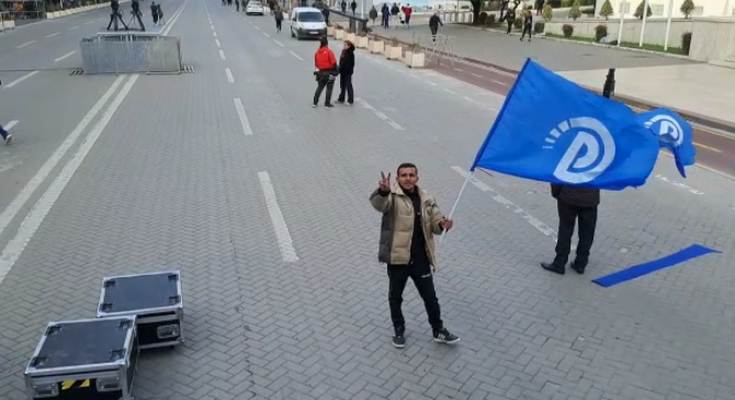 FOTO/Pak minuta para protestës në Bulevard, qytetarët me flamujt e PD, ja situata
