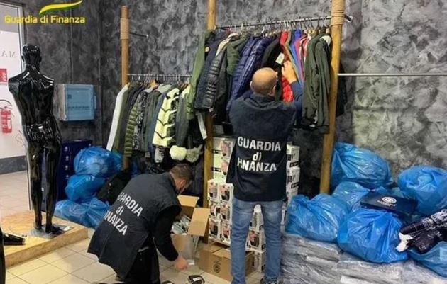 Si u  zbuluan 8 milionë euro rroba false në kompaninë e njohur të modës në Breshia