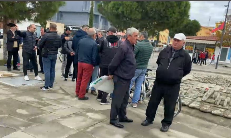 Banorët e Divjakës,  sërish në protestë: Duan të paguajmë edhe ajrin, nuk do e lejojmë!