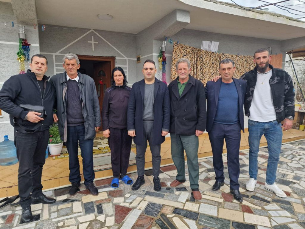 Këlliçi viziton familjen e Ardit Gjoklajt dhe kujton premtimin për prindërit: Ajo që është nisur për t’u bërë, do të bëhet