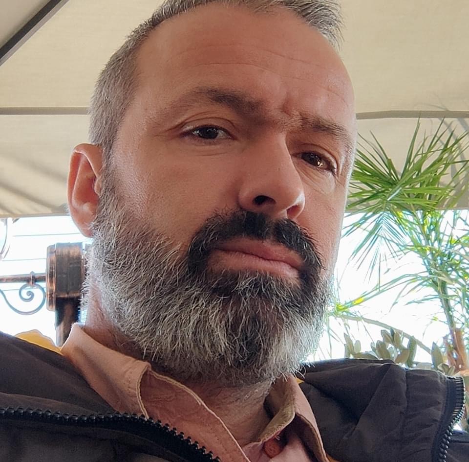 Iu bë atentat bashkë me shokun në mes të lokalit në Athinë, del fotoja e një prej shqiptarëve të vrarë
