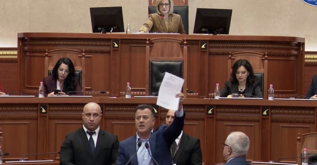 Nikolla debat me Albana Vokshi: Nuk të fus në grupin e PD-së kur nuk të duan