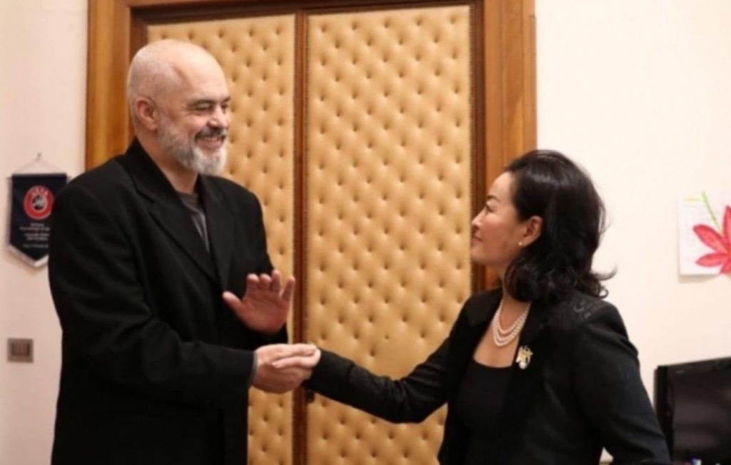 Yuri KIM do të largohet nga Shqipëria?