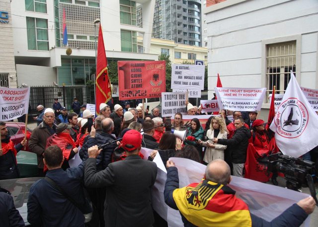 Protestë para ambasadës serbe në Tiranë