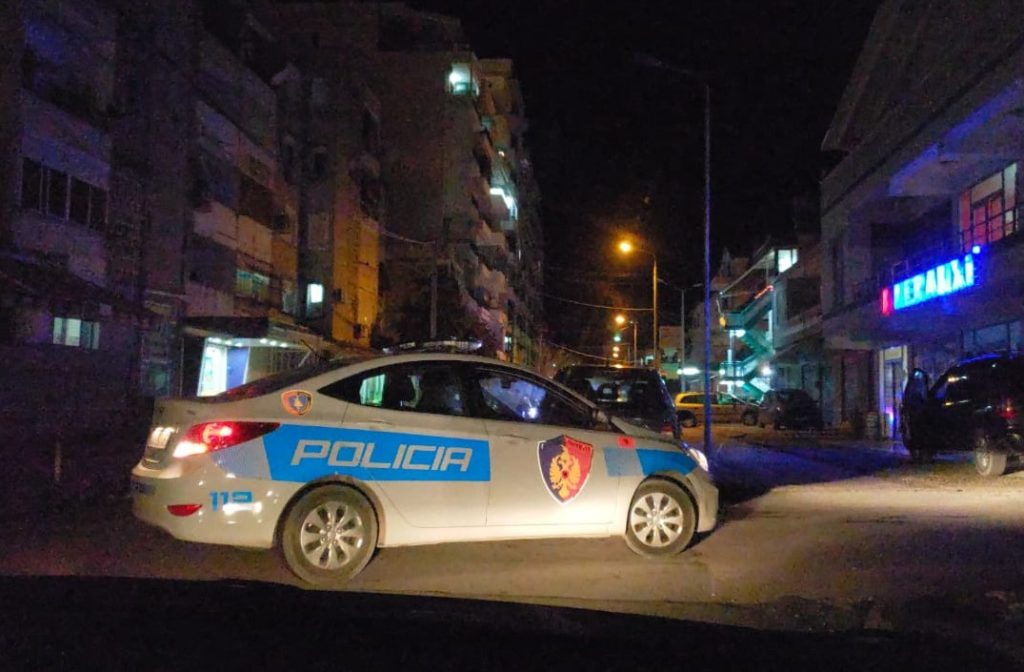 Vdes në spital Edmond Papa, u qëllua me armë brenda një lokali