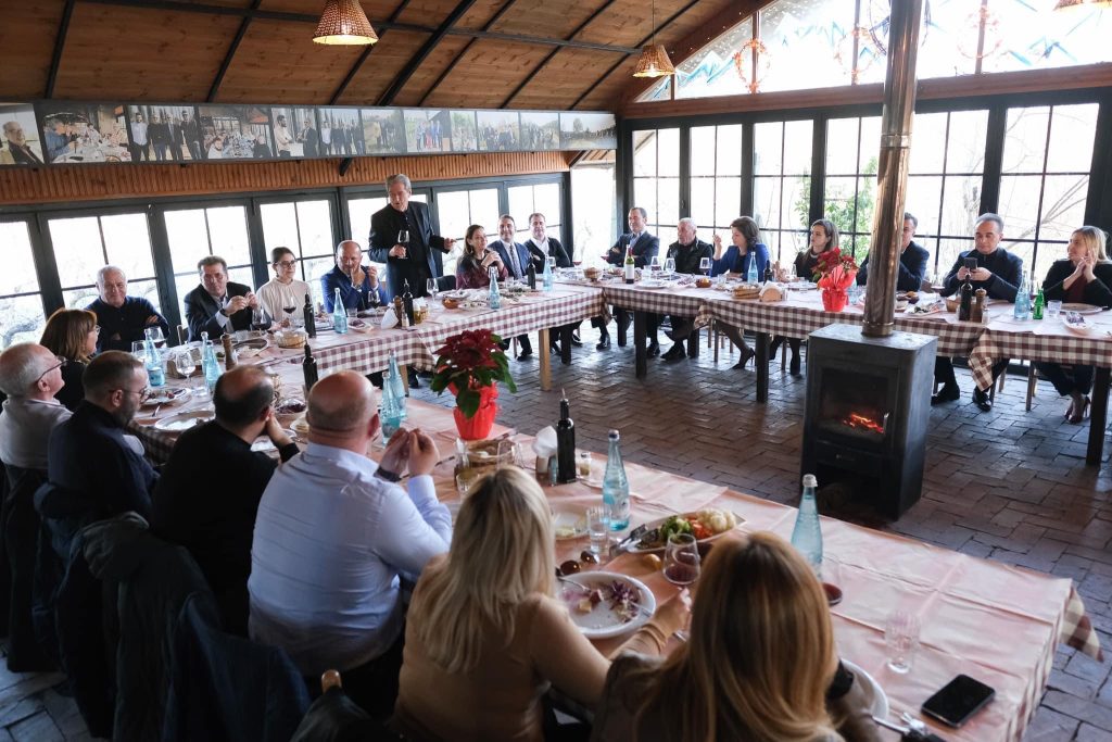 Deputetët e PD festojnë të bashkuar