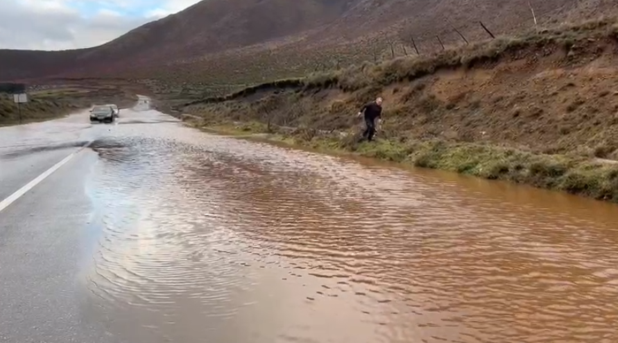 Rënie gurësh në segmentin Bulqizë- Maqellarë, shoferët: I gjithë aksi me probleme, vështirësi për të lëvizur