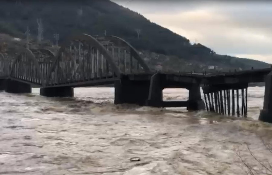 Lumi Mat arrin pikën kritike, rrezikon të çajë argjinaturën, dëmton këmbët e urës së Zogut