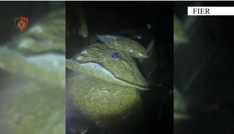 Fier,arrestohet një i ri me tre thasë hashash