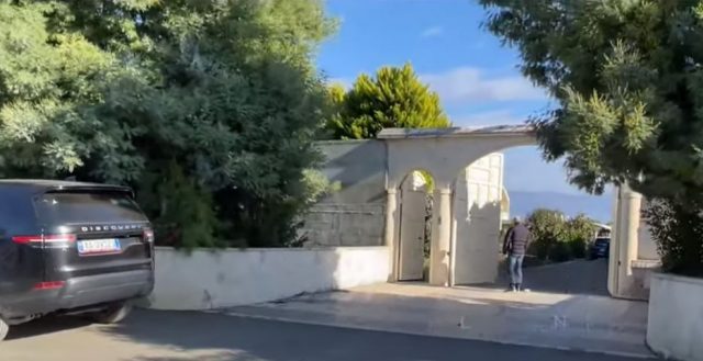 PAMJET/ “Fortesa” e Ervis Martinajt, mure të larta me tela me gjemba dhe portë gjigante si e një kalaje
