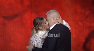 Momentet romantike të Adelina Tahirit me partnerin në skenë