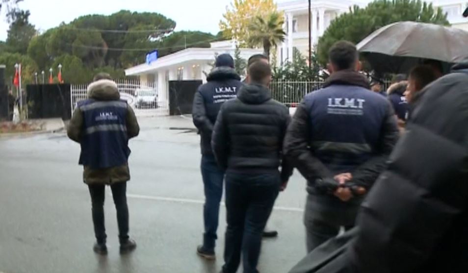 Policia dhe IKMT zbarkon te Prestige Resort, nxirren me forcë pushuesit dhe punonjësit