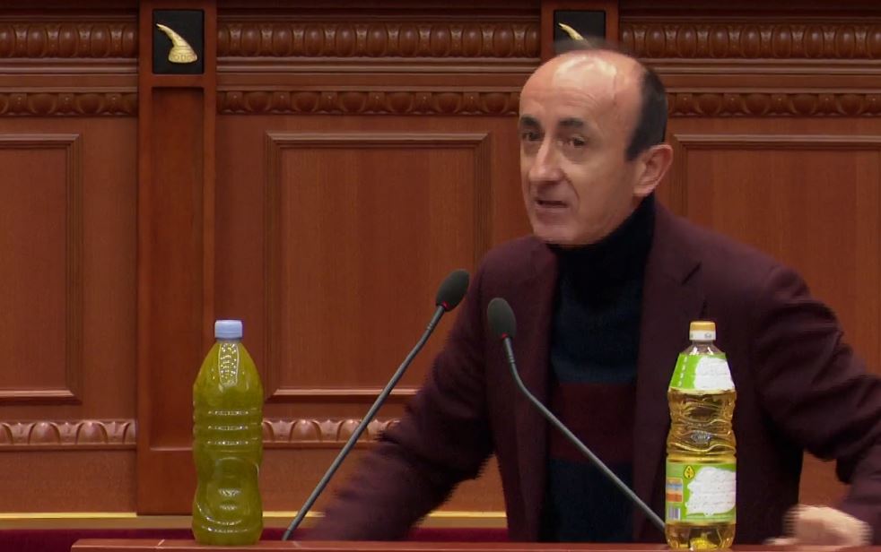 Deputeti i PD-së i çon dy shishe vaj ministres në Kuvend: E dini se çfarë do të thotë vuajtje fshati?