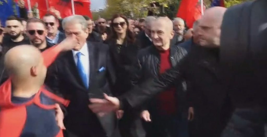 Mediat e huaja pasqyrojnë incidentin në protestën e opozitës, Politiko: Si agresori goditi me grusht Berishën
