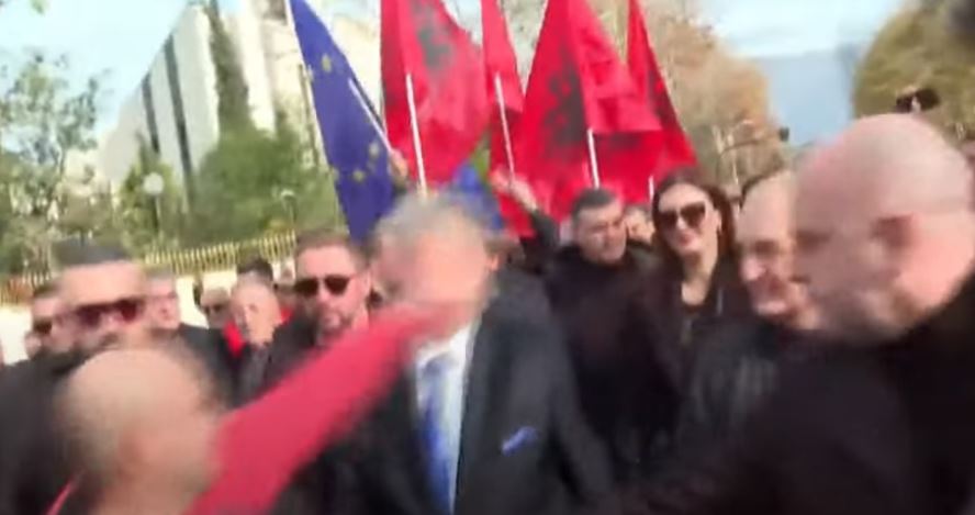 Tensione që në nisje të protestës së opozitës, goditet me grushte Sali Berisha