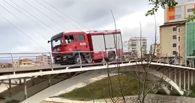 Zjarrfikësja e Fierit ngec tek ura për këmbësorët