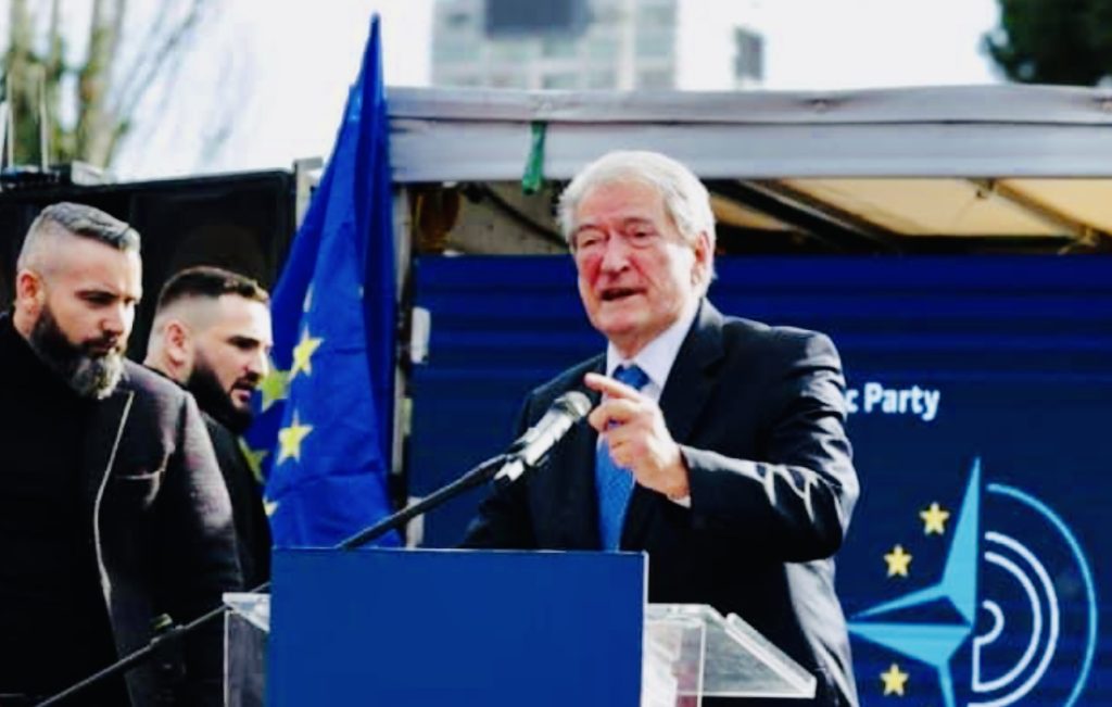 Berisha rikthehet në podium për herë të dytë pasi u qëllua me grusht: Ne sot jemi fatkeqë sepse…