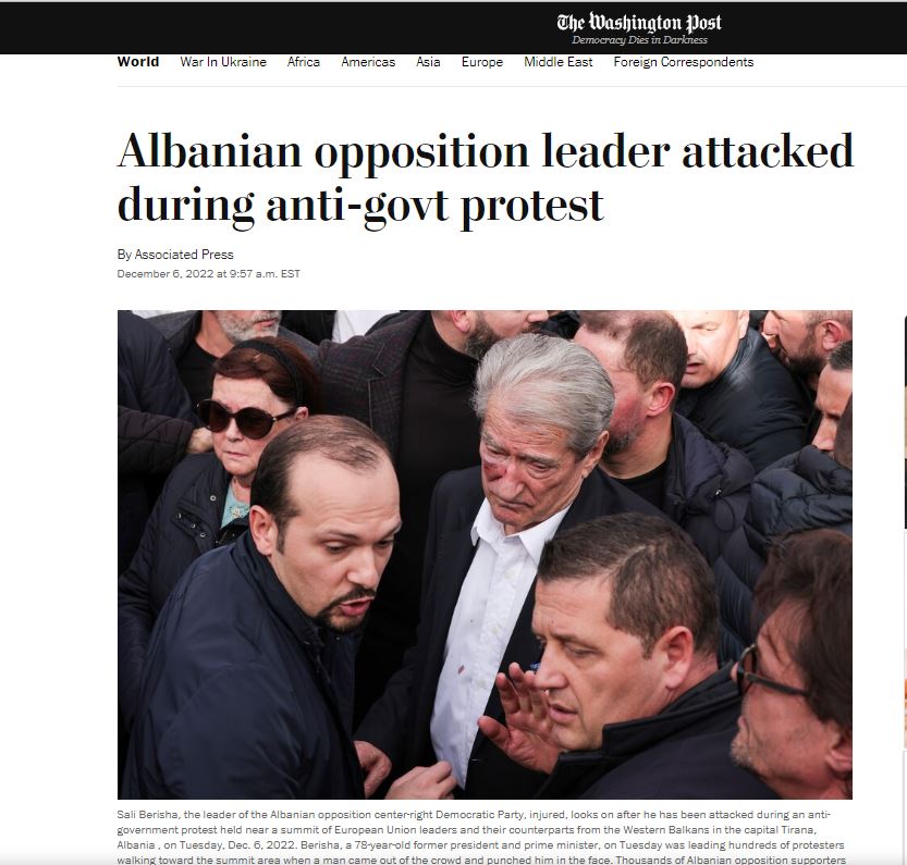 Mediat e huaja pasqyrojnë incidentin në protestën e opozitës, The Independent: Opozita po protestonte për korrupsionin e kryeministrit Rama, kur Berisha u sulmua