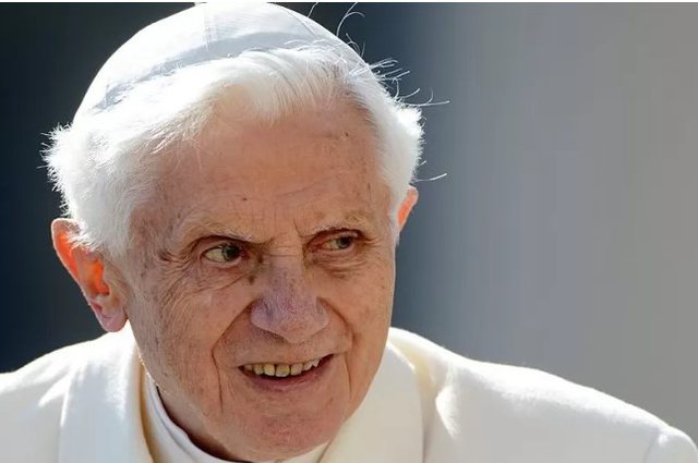 Shuhet’ në moshën 95-vjeçare, Papa Benedikti XVI
