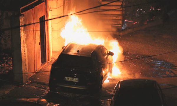 I vihet zjarr një garazhi në Elbasan, digjen disa makina luksoze, ngjarja dyshohet e qëllimshme. Detajet