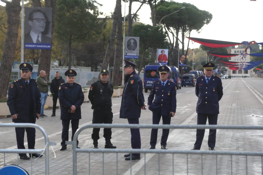 FOTO/Policia “blindon” rrugët. Në terren edhe Rrumbullaku