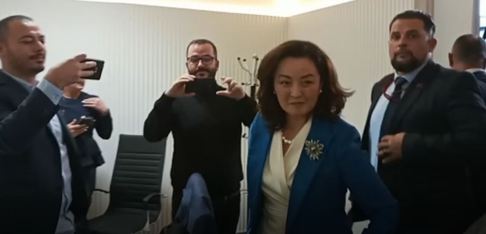 Zgjedhja e kreut të ri të SPAK, ambasadorja Kim shkon në KLP, ja momenti kur diplomatja hyn në seancë