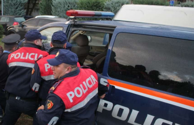 Plagosi me thikë vjehrrin dhe kunatin, arrestohet 27-vjeçari në Vlorë