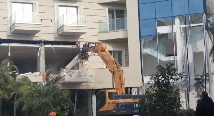 Forca xheniere futën për të vênë tritolin në Prestige Resort