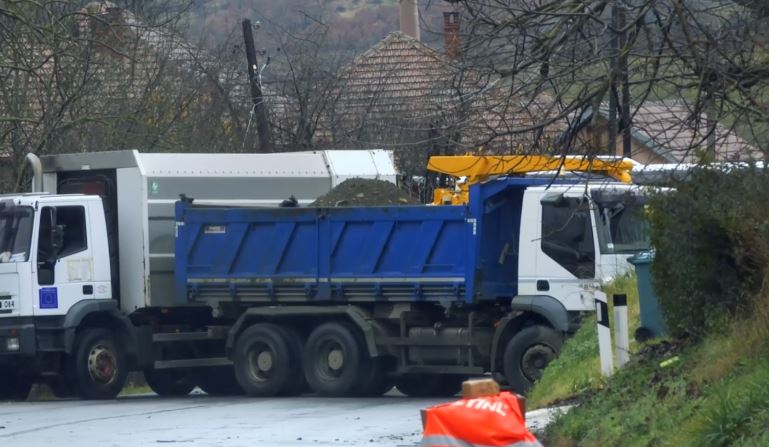 SHBA bën thirrje për çmontimin e barrikadave në veri të Kosovës: Palët të përmbahen nga aktet provokuese