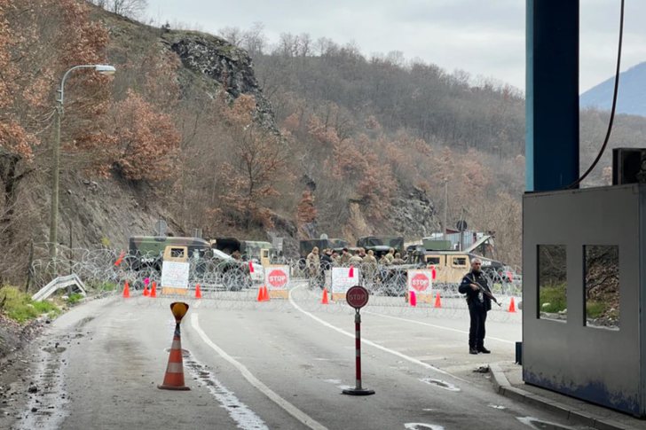 Pika kufitare Jarinë/ Protestuesit përplasen fizikisht me forcat policore