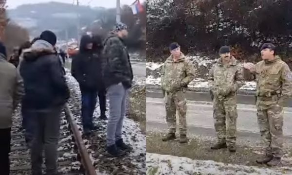 VIDEO/ Ushtarët britanikë të KFOR-it iu afrohen barrikadave në veri të Kosovës….