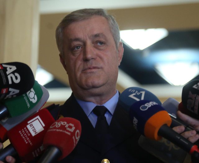 Policët rrihen me grushta me njëri tjetrin/ Rrumbullaku i “nxjerr” jashtë komisariatit