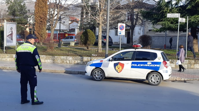 Efektivi i Policisë  i dehur dhe pa leje drejtimi, arrestohet