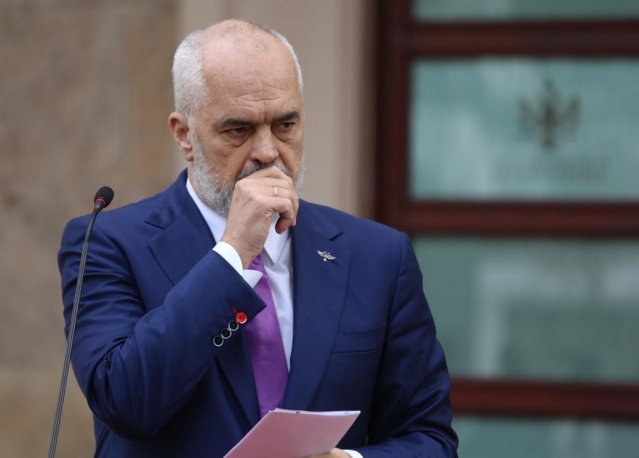 Rama pyetet  pse po përdor standarde të dyfishta: Në Tiranë po i legalizoni, në Golem po i shemb?